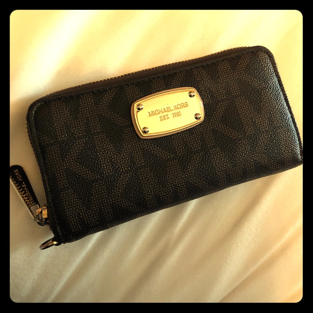 Michael Kors Zip Wallet
